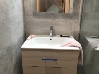 avec meuble lavabo et miroir